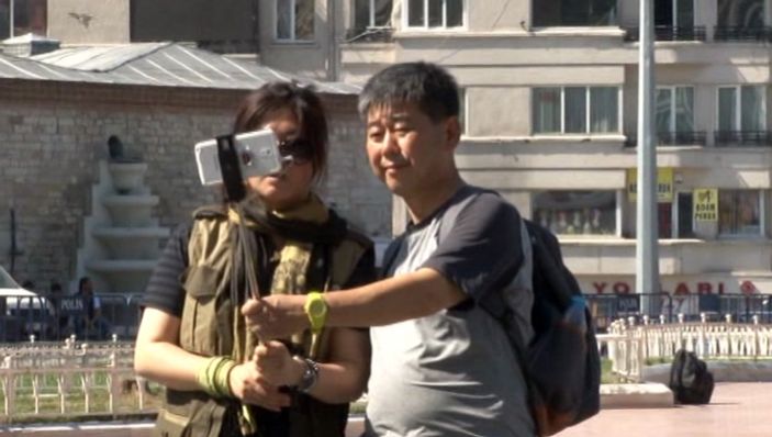 Taksim'de turistlerin şüpheli çantayla selfie keyfi