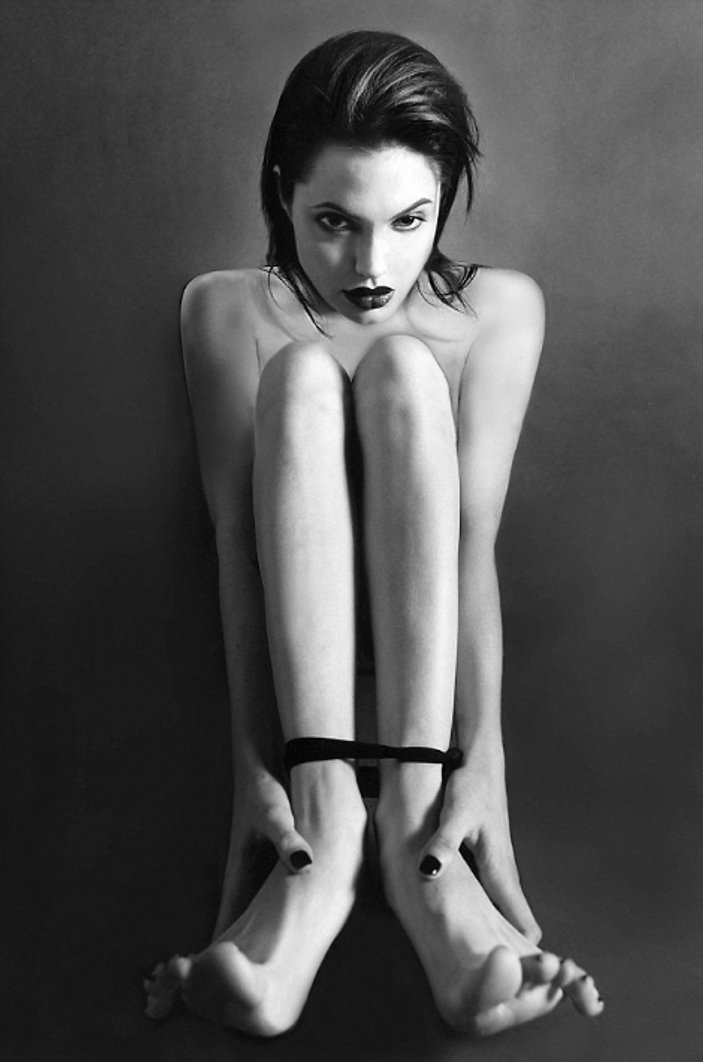 Angelina Jolie'nin çıplak fotoğrafı satışa çıktı
