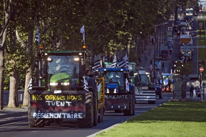Fransa'nın başkentinde çiftçilerin traktörlü eylemi