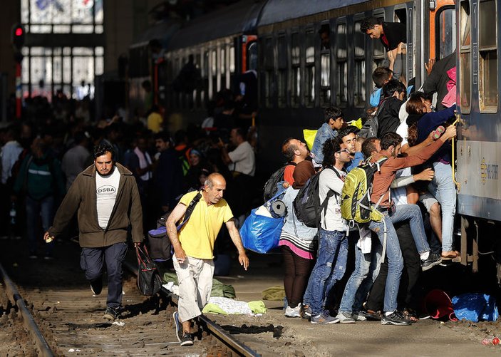 Macaristan'dan izin çıkınca mülteciler trenlere akın etti