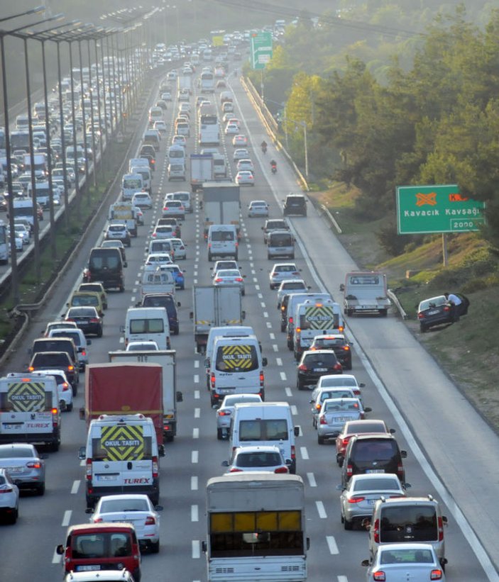 Kavacık'taki kaza trafiği kilitledi