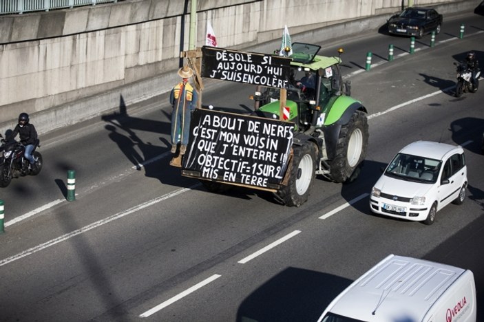 Fransa'nın başkentinde çiftçilerin traktörlü eylemi