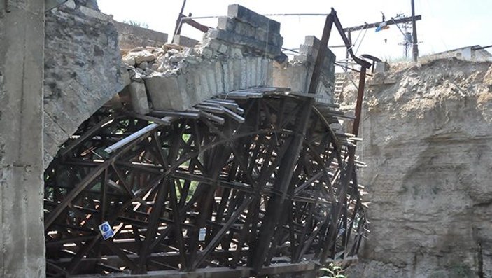 6 asırlık köprü restorasyon sırasında yıkıldı