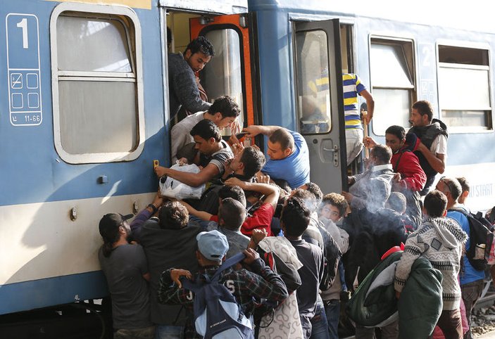 Orban: Mülteci akını Hristiyan kökleri tehdit ediyor