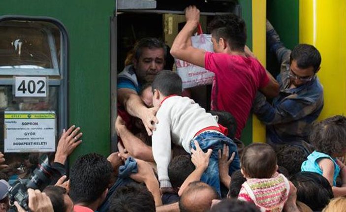 Macaristan'dan izin çıkınca mülteciler trenlere akın etti