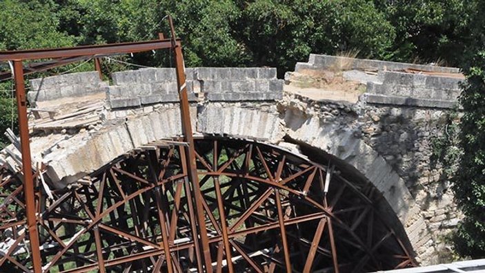 6 asırlık köprü restorasyon sırasında yıkıldı