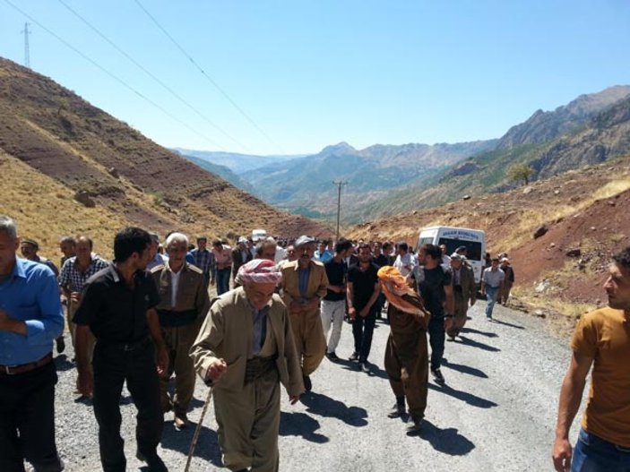 Hakkarililer PKK’nın köprü bombalamasını protesto etti