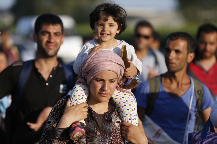 Macaristan'da bekletilen mülteciler Avusturya'ya yürüyor