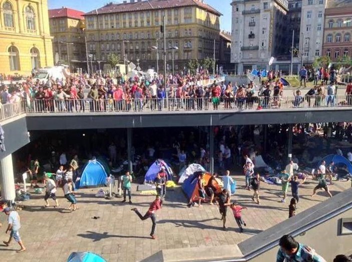 Macaristan'da bekletilen mülteciler Avusturya'ya yürüyor