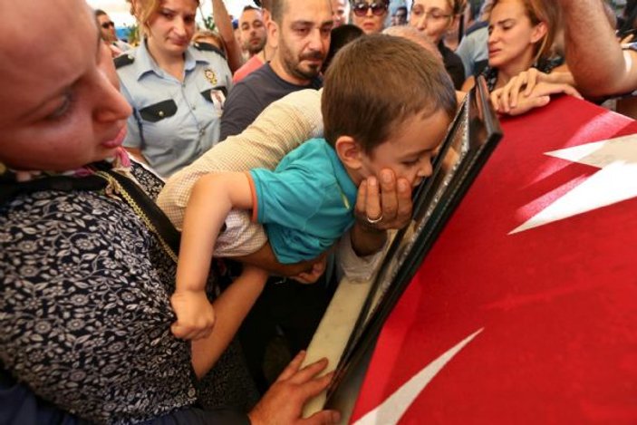 Şehit askerin oğlu babasını son yolculuğuna uğurladı