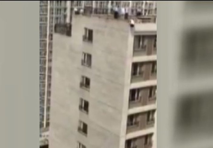 Aldatılan kadın 15 katlı binadan aşağı atladı