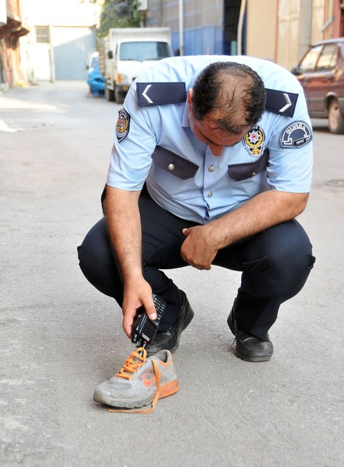 Hırsız Külkedisi gibi arkasında ayakkabısını bıraktı