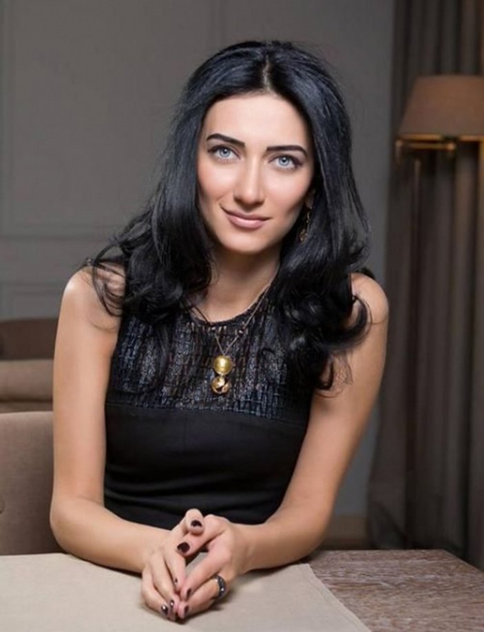 Ermenistan'ın Adalet Bakanı güzelliğiyle göz kamaştırıyor