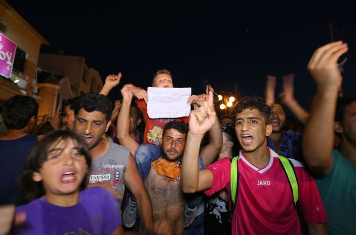 Midilli'de sığınmacılar isyan etti