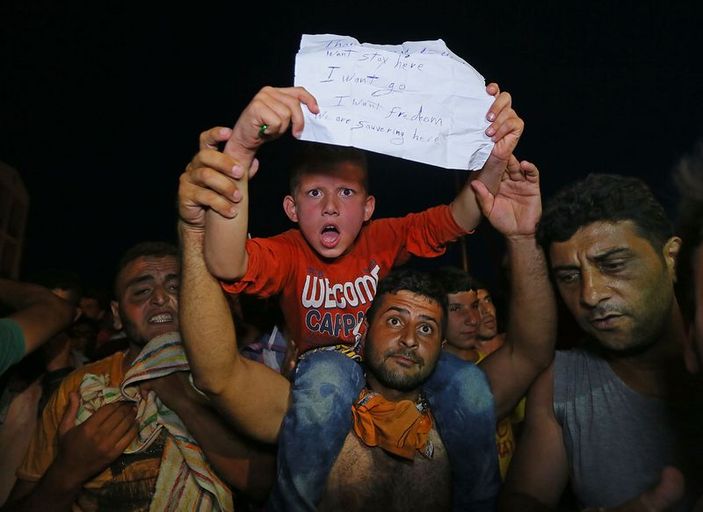 Midilli'de sığınmacılar isyan etti