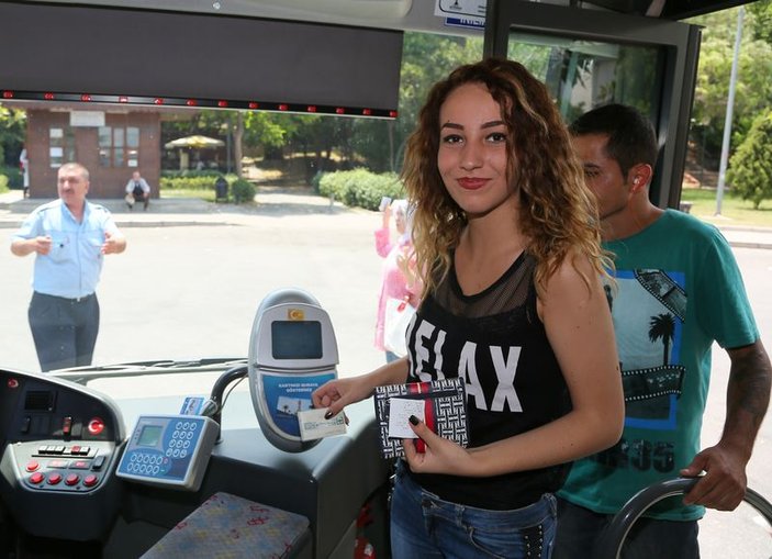 İzmir'de otobüslerde kullanılan kartlar bitti