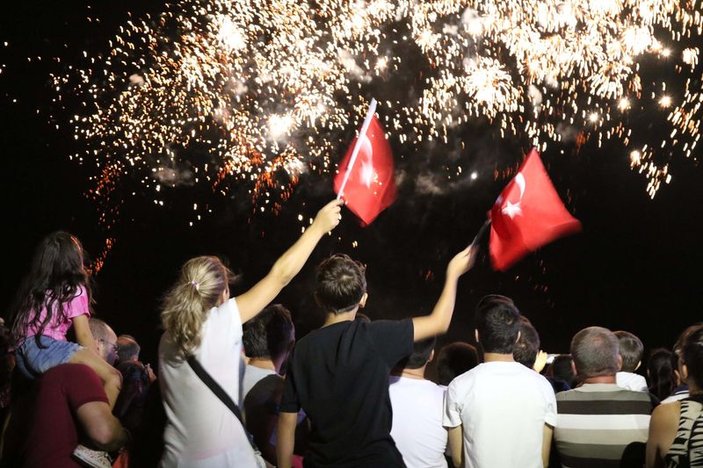 Hande Yener CHP'li belediyenin festivalinde sahne aldı