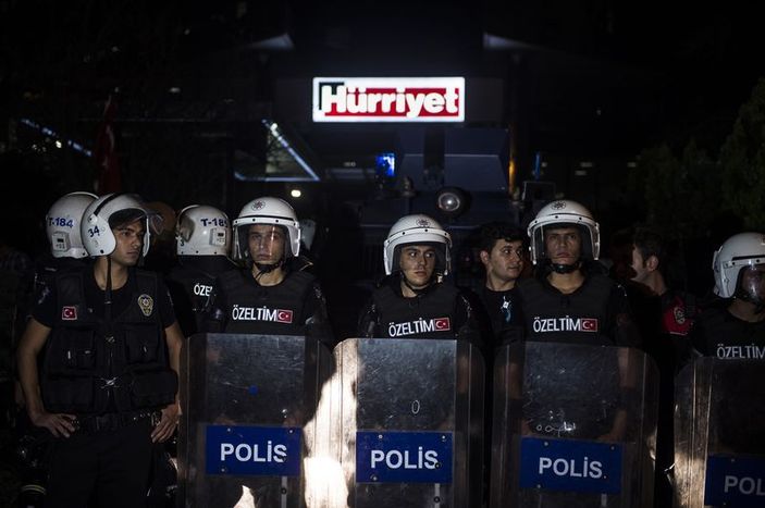 Hürriyet gazetesi binasında protesto