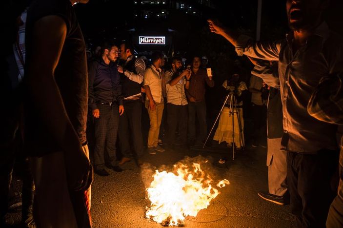 Hürriyet gazetesi binasında protesto