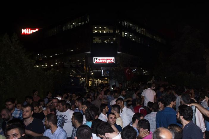 Hürriyet gazetesi binasında protesto