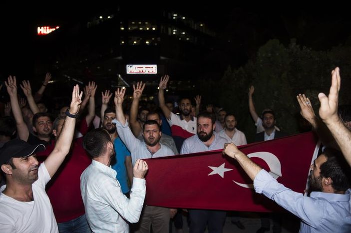 Hürriyet gazetesi binasında protesto