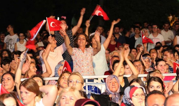 Hande Yener CHP'li belediyenin festivalinde sahne aldı