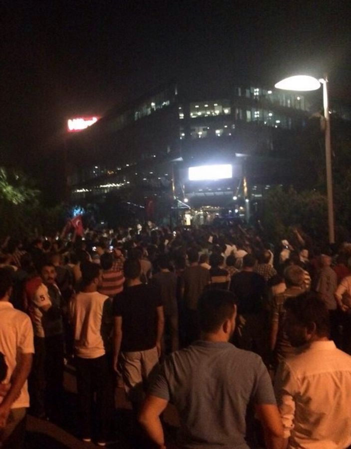 Hürriyet gazetesi binasında protesto