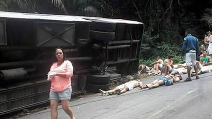 Brezilya'da otobüs uçuruma yuvarlandı