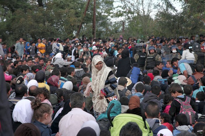Makedonya sınırına mülteci akını devam ediyor