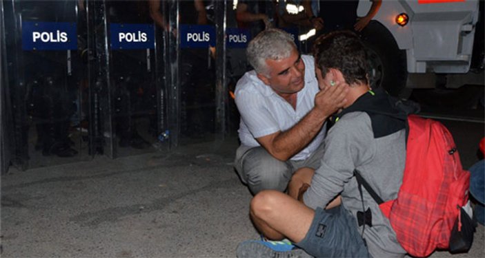 Terör protestosunda ağlayan genci polis teselli etti