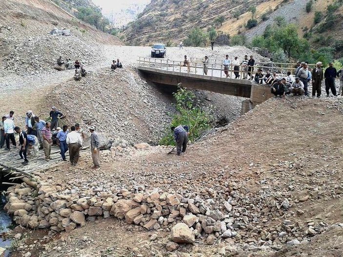 Şemdinli'de PKK köprüyü yıktı vatandaşlar yenisini yaptı