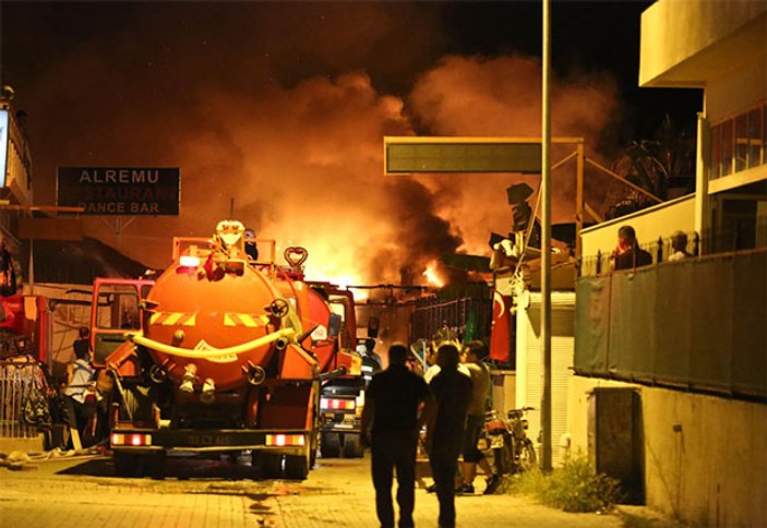 Manavgat'ta Türk bayrağı asılı olmayan işyerleri yakıldı