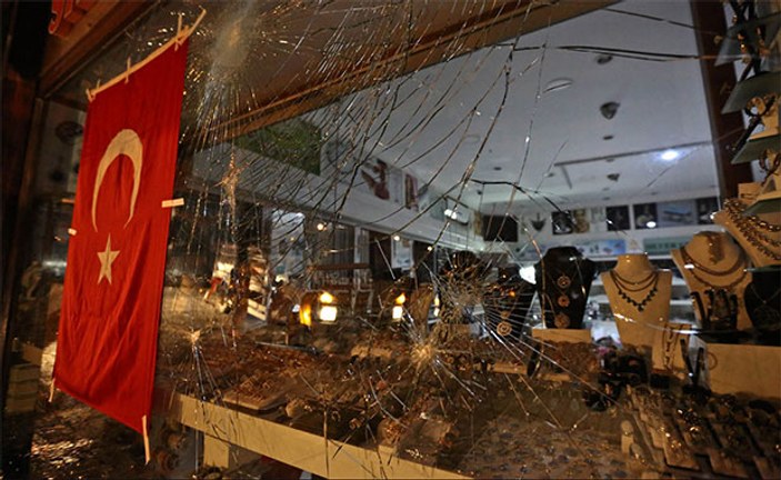 Manavgat'ta Türk bayrağı asılı olmayan işyerleri yakıldı