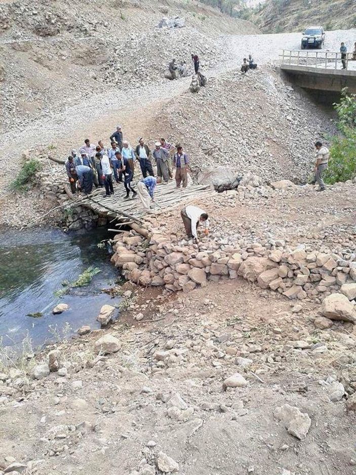 Şemdinli'de PKK köprüyü yıktı vatandaşlar yenisini yaptı