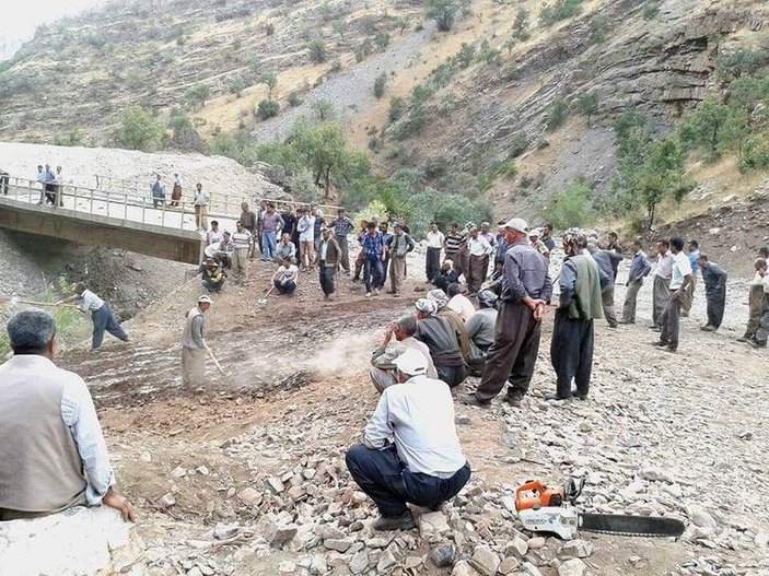 Şemdinli'de PKK köprüyü yıktı vatandaşlar yenisini yaptı