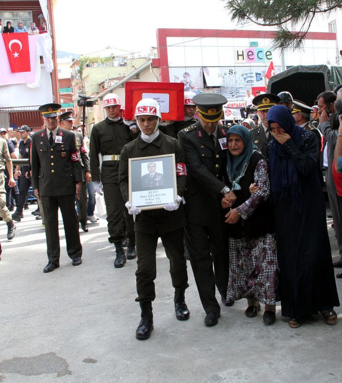 Dağlıca şehidi yarbay İlker Çelikcan toprağa verildi