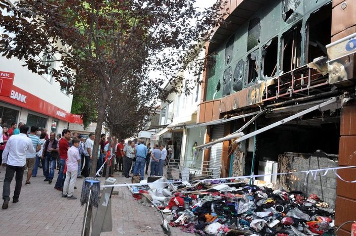 Kırşehir'de dükkanı yakılan esnaftan anlamlı pankart