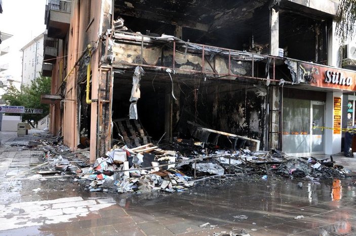 Kırşehir'de dükkanı yakılan esnaftan anlamlı pankart