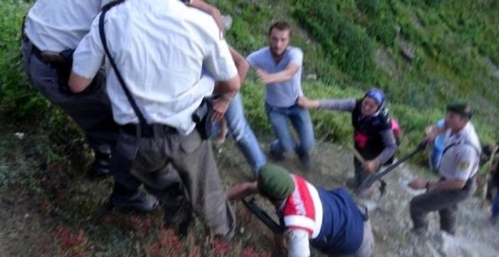 Rize'de köylüler askere saldırdı