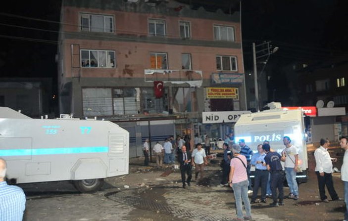 HDP'liler kendilerini koruyan polise saldırdı