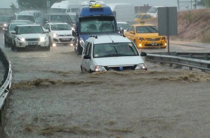 İstanbul'da sağanak yağış etkili oluyor