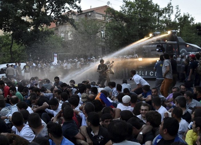 Ermenistan'da elektrik zammı protestosuna sert müdahale