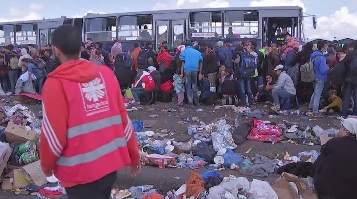 Macaristan'da sığınmacıların konakladığı bölge çöp doldu