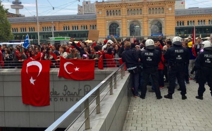 Almanya'da PKK'yı protesto mitinginde olaylar çıktı