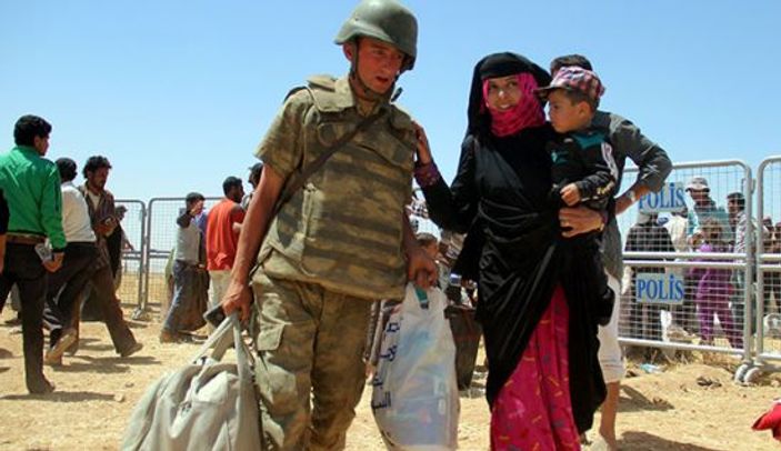 Suriyeli sığınmacılara Mehmetçik'ten şefkat eli