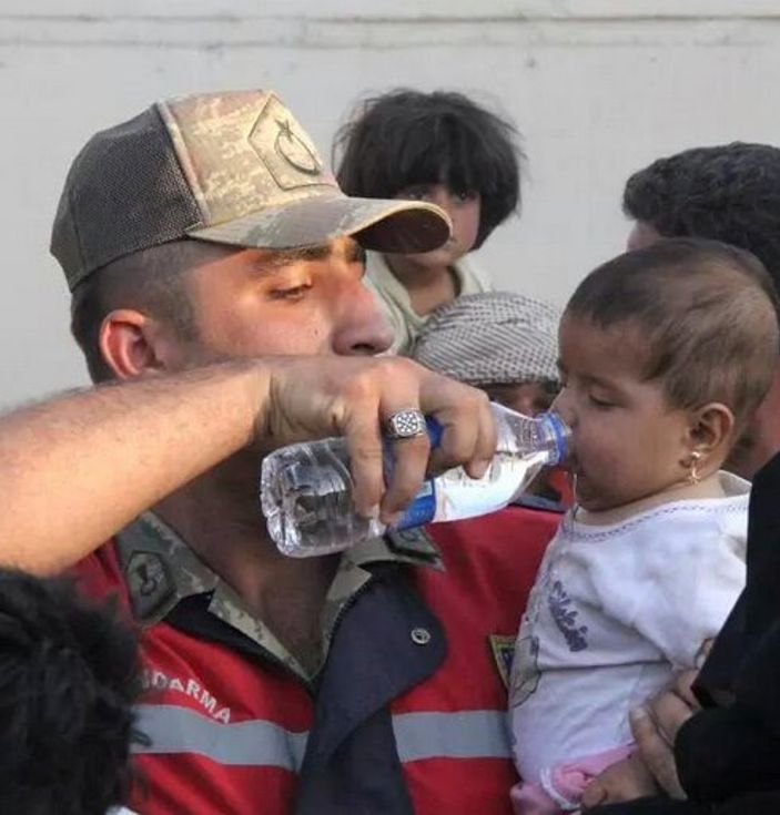 Suriyeli sığınmacılara Mehmetçik'ten şefkat eli