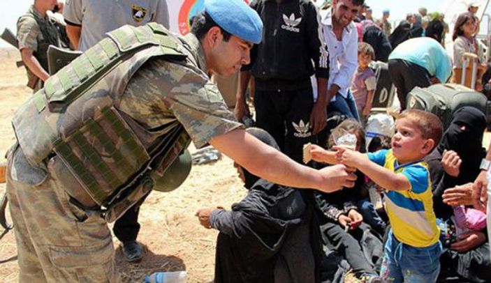 Suriyeli sığınmacılara Mehmetçik'ten şefkat eli