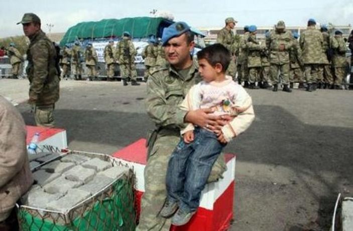 Suriyeli sığınmacılara Mehmetçik'ten şefkat eli