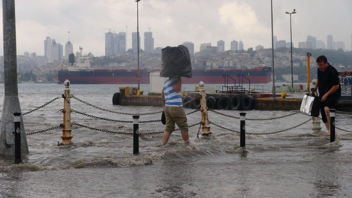 İstanbul'daki yağmurda kurbanlıkları zor kurtardılar