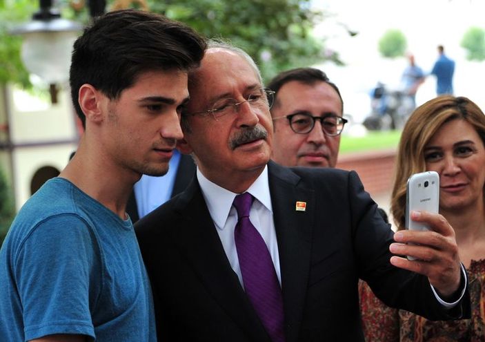 Kılıçdaroğlu gencin eli titreyince selfie'yi kendi çekti